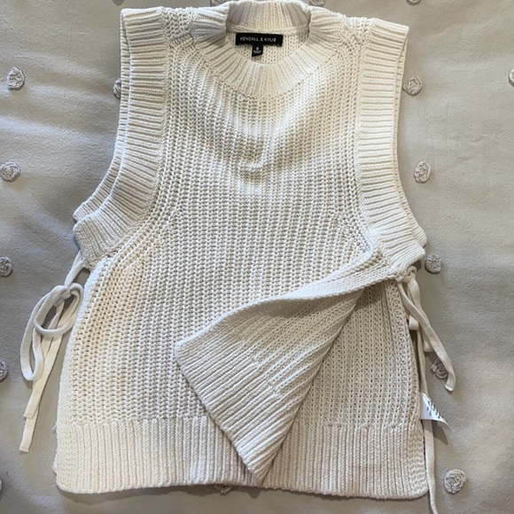 Cream sweater vest - Picture 3 of 4